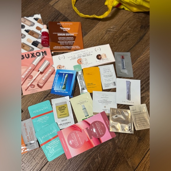 🆕 Assorted Beauty and Skincare Sample Bundle - Picture 4 of 4